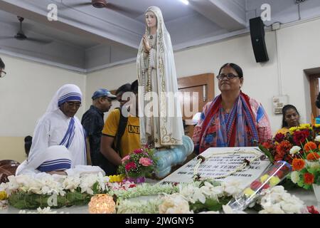 Kalkutta, Indien. 05. September 2022. Menschen neben dem Grab der heiligen Teresa anlässlich des „Friedenstages“ anlässlich des Todestages von Mutter Teresa 25. am 5. September 2022 im Mutterhaus in Kalkutta. (Foto von Agostino Gemito/Pacific Press) Quelle: Pacific Press Media Production Corp./Alamy Live News Stockfoto