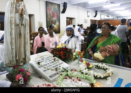 Kalkutta, Indien. 05. September 2022. Menschen neben dem Grab der heiligen Teresa anlässlich des „Friedenstages“ anlässlich des Todestages von Mutter Teresa 25. am 5. September 2022 im Mutterhaus in Kalkutta. (Foto von Agostino Gemito/Pacific Press) Quelle: Pacific Press Media Production Corp./Alamy Live News Stockfoto