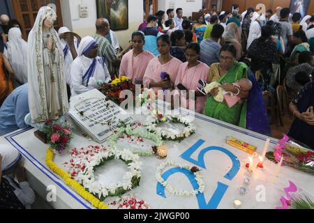 Kalkutta, Indien. 05. September 2022. Menschen neben dem Grab der heiligen Teresa anlässlich des „Friedenstages“ anlässlich des Todestages von Mutter Teresa 25. am 5. September 2022 im Mutterhaus in Kalkutta. (Foto von Agostino Gemito/Pacific Press) Quelle: Pacific Press Media Production Corp./Alamy Live News Stockfoto