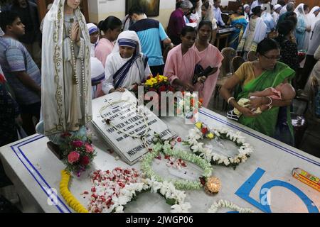 Kalkutta, Indien. 05. September 2022. Menschen neben dem Grab der heiligen Teresa anlässlich des „Friedenstages“ anlässlich des Todestages von Mutter Teresa 25. am 5. September 2022 im Mutterhaus in Kalkutta. (Foto von Agostino Gemito/Pacific Press) Quelle: Pacific Press Media Production Corp./Alamy Live News Stockfoto