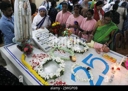 Kalkutta, Indien. 05. September 2022. Menschen neben dem Grab der heiligen Teresa anlässlich des „Friedenstages“ anlässlich des Todestages von Mutter Teresa 25. am 5. September 2022 im Mutterhaus in Kalkutta. (Foto von Agostino Gemito/Pacific Press) Quelle: Pacific Press Media Production Corp./Alamy Live News Stockfoto