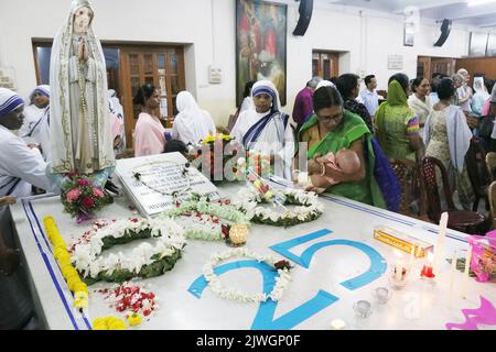 Kalkutta, Indien. 05. September 2022. Menschen neben dem Grab der heiligen Teresa anlässlich des „Friedenstages“ anlässlich des Todestages von Mutter Teresa 25. am 5. September 2022 im Mutterhaus in Kalkutta. (Foto von Agostino Gemito/Pacific Press) Quelle: Pacific Press Media Production Corp./Alamy Live News Stockfoto