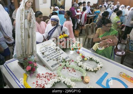 Kalkutta, Indien. 05. September 2022. Menschen neben dem Grab der heiligen Teresa anlässlich des „Friedenstages“ anlässlich des Todestages von Mutter Teresa 25. am 5. September 2022 im Mutterhaus in Kalkutta. (Foto von Agostino Gemito/Pacific Press) Quelle: Pacific Press Media Production Corp./Alamy Live News Stockfoto