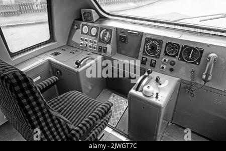 BW - Interior of the British Rail Prototype Tilting Train, APT 1979 - Advanced Passenger Train - Crewe, Cheshire, England, Großbritannien Stockfoto