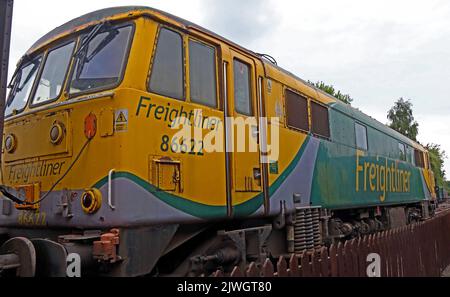 British Rail Klasse 86 AL6 – gelber Freightliner 86622-Elektromotor in Crewe, Cheshire, England, Großbritannien, gebaut 1960er Stockfoto