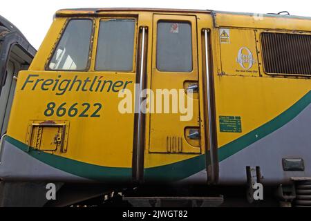 British Rail Klasse 86 AL6 – gelber Freightliner 86622-Elektromotor in Crewe, Cheshire, England, Großbritannien, gebaut 1960er Stockfoto