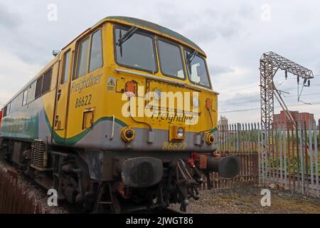 British Rail Klasse 86 AL6 – gelber Freightliner 86622-Elektromotor in Crewe, Cheshire, England, Großbritannien, gebaut 1960er Stockfoto