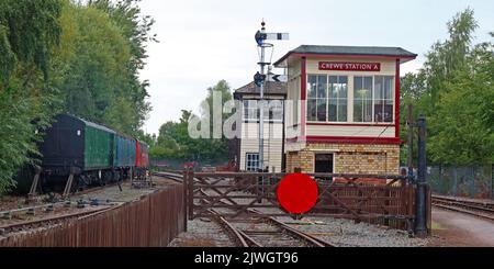 Traditionelles viktorianisches Eisenbahnzeichen und Waggons, Crewe Station A, in Cheshire, England, Großbritannien, CW1 2DB Stockfoto