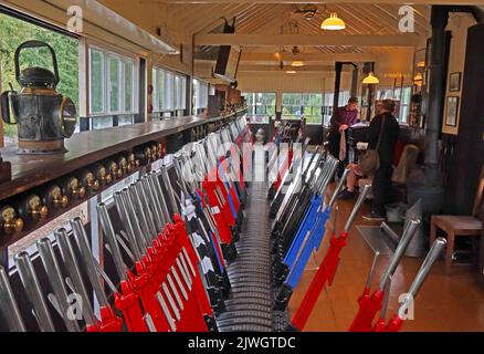 Signalman Operating Signal Box Point Hebels, in Crewe, Cheshire, England, UK, CW1 2DB Stockfoto