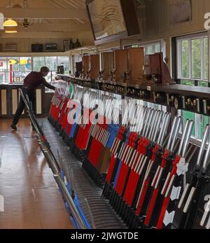 Signalman Operating Signal Box Point Hebels, in Crewe, Cheshire, England, UK, CW1 2DB Stockfoto