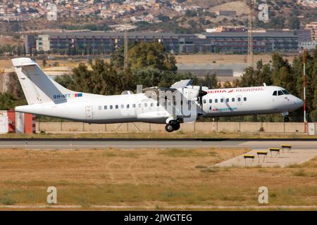 Eine Iberia Regional (Air Nostrum), die von Mel Air ATR 72 betrieben wird, wird nach einem kurzen Flug von der spanischen Exklave Melilla am Flughafen Malaga Costa del Sol landen.Mel Air Ltd. (Ex Medavia o attualmente Mediterranean Aviation Operations Co. Ltd.) ist eine maltesische Fluggesellschaft mit Sitz am Flughafen Malta-Luqa. Air Nostrum ist eine spanische Regionalfluggesellschaft mit Sitz in Valencia. Sie ist derzeit als Franchisenehmer von Iberia als Iberia Regional tätig Stockfoto