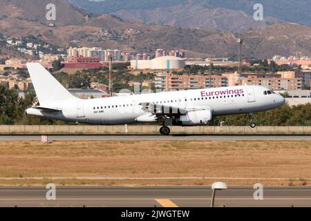 Ein Eurowings (Avion Express Malta) Airbus 320, der am Flughafen Malaga Costa del sol landet.Avion Express Malta ist ein ACMI- und Charterdienst für Linien- und Charterfluggesellschaften sowie Reiseveranstalter. ACMI-Leasing ist eine Vereinbarung zwischen zwei Fluggesellschaften, bei der der Leasinggeber zustimmt, dem Leasingnehmer ein Flugzeug, eine Besatzung, eine Wartung und eine Versicherung (ACMI) zu bieten. Stockfoto