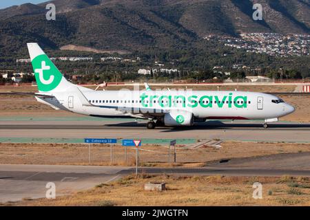 Eine Transavia France Boeing 737-800 rollt zum Abflug vom Flughafen Malaga Costa del Sol. Transavia France ist eine französische Billigfluggesellschaft im Besitz von Air France & Transavia Airlines mit Sitz am Flughafen Paris-Orly. Das Unternehmen teilt sein Corporate Design, seine Website und sein Betriebsmodell mit seiner niederländischen Muttergesellschaft Transavia. Stockfoto