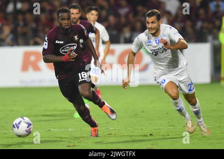 Salerno, Italien. 5. September 2022. Lassana Coulibaly von der US Salernitana und Filippo Bandinelli vom FC Empoli kämpfen um den Ball, während der Serie Ein Spiel zwischen der US Salernitana 1919 und dem FC Empoli im Stadio Arechi (Bildquelle: © Agostino Gemito/Pacific Press via ZUMA Press Wire) Stockfoto