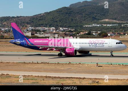 Ein Wizz Air Airbus 321 rollt am Flughafen Malaga Costa.Wizz Air ist eine ungarische Ultra-Low-Cost-Fluggesellschaft mit Hauptsitz in Budapest, Ungarn. Die Fluggesellschaft bedient zahlreiche Städte in ganz Europa sowie einige Ziele in Nordafrika, dem Nahen Osten und Südasien. Stockfoto