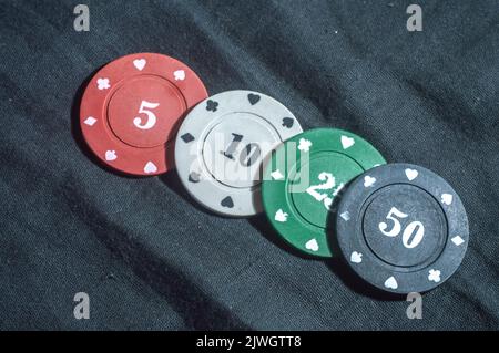 Poker-Chips, Casino-Konzept in einem einfachen Hintergrund mit Kopierraum,. Stockfoto