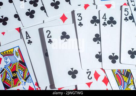 Casino Karten Poker Blackjack, Hand hält Pokerchips mit Kopierraum und Deck Karte Hintergrund. Stockfoto