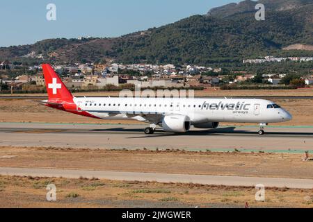 Malaga, Spanien. 21. August 2022. Eine Helvetic Airways Embraer 190-400 (195-E2) rollt zum Abflug vom Flughafen Malaga Costa del Sol.die Embraer 190/195 E-Jet E2 Familie ist die viel neuere verbesserte Version. (Foto: Fabrizio Gandolfo/SOPA Images/Sipa USA) Quelle: SIPA USA/Alamy Live News Stockfoto