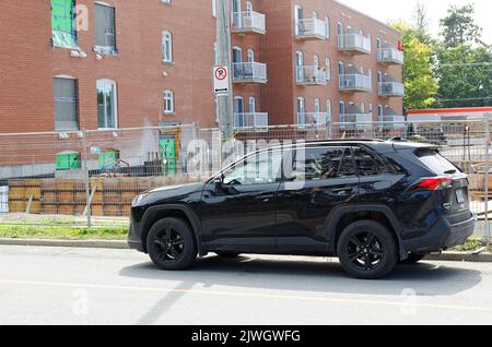 Ein schwarzer SUV, der in einer Parkplatzzone geparkt ist. Quebec, Kanada Stockfoto