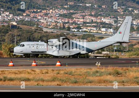 Malaga, Spanien. 21. August 2022. Ein Portugal Air ForceCASA C-295MP Persuader, der ab dem Flughafen Malaga Costa del Sol starten kann.die CASA C-295 (jetzt Airbus C295) ist ein mitteltaktisches Transportflugzeug, das ursprünglich vom spanischen Luft- und Raumfahrtunternehmen CASA entworfen und hergestellt wurde.die portugiesische Luftwaffe ist die Luftwaffe Portugals. Es ist der jüngste der drei Zweige der portugiesischen Streitkräfte. (Bild: © Fabrizio Gandolfo/SOPA Images via ZUMA Press Wire) Stockfoto