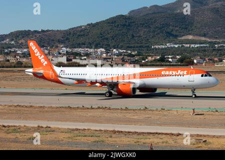 Malaga, Spanien. 21. August 2022. Ein easyJet Europe Airbus 321 NEO rollt am Flughafen Malaga Costa del Sol.easyJet Europe ist eine europäische Low-Cost-Fluggesellschaft, die 2017 gegründet wurde und ihren Sitz in Wien, Österreich, hat. Es betreibt Linienflüge in ganz Europa und ist eine Tochtergesellschaft von easyJet (Foto: Fabrizio Gandolfo/SOPA Images/Sipa USA) Quelle: SIPA USA/Alamy Live News Stockfoto