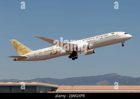 Malaga, Spanien. 21. August 2022. Ein Boeing 787-9 Dreamliner von Saudi Arabian Airlines verlässt den Flughafen Malaga Costa del Sol.Saudia, früher bekannt als Saudi Arabian Airlines, ist die Flaggschiff-Fluggesellschaft von Saudi-Arabien mit Sitz in Jeddah. (Bild: © Fabrizio Gandolfo/SOPA Images via ZUMA Press Wire) Stockfoto