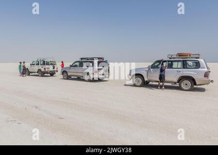 DANAKIL, ÄTHIOPIEN - 24. MÄRZ 2019: Touristenfahrzeuge in der Salzebene in der Danakil-Depression, Äthiopien. Stockfoto