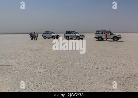 DANAKIL, ÄTHIOPIEN - 24. MÄRZ 2019: Touristenfahrzeuge in der Salzebene in der Danakil-Depression, Äthiopien. Stockfoto