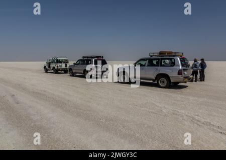 DANAKIL, ÄTHIOPIEN - 24. MÄRZ 2019: Touristenfahrzeuge in der Salzebene in der Danakil-Depression, Äthiopien. Stockfoto