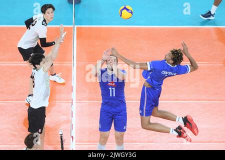 Barthélémy Chinenyeze (Frankreich), Akihiro Yamauchi, Ran Takahashi (Japan). Volleyball-Weltmeisterschaft 2022. Achtelrunde Stockfoto