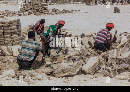 DANAKIL, ÄTHIOPIEN - 24. MÄRZ 2019: Salzbergarbeiter des Afar-Stammes in der Danakil-Depression, Äthiopien. Stockfoto