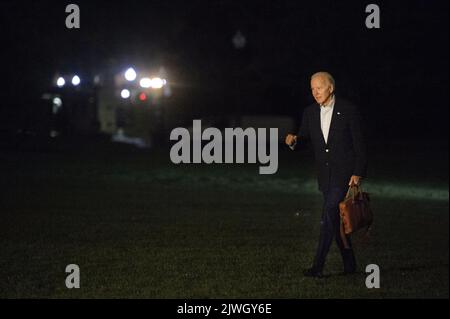 Washington, Usa. 05. September 2022. Präsident Joe Biden kommt auf dem South Lawn des Weißen Hauses in Washington, DC an, nachdem er am Montag, dem 5. September 2022, an den Labour Day-Veranstaltungen in Milwaukee, Wisconsin und Pittsburgh, Pennsylvania, teilgenommen hat. Foto von Bonnie Cash/UPI Credit: UPI/Alamy Live News Stockfoto