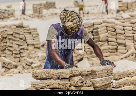 DANAKIL, ÄTHIOPIEN - 24. MÄRZ 2019: Salzbergmann des Afar-Stammes in der Danakil-Depression, Äthiopien. Stockfoto