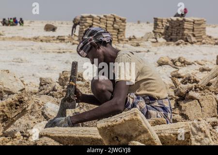 DANAKIL, ÄTHIOPIEN - 24. MÄRZ 2019: Salzbergmann des Afar-Stammes in der Danakil-Depression, Äthiopien. Stockfoto