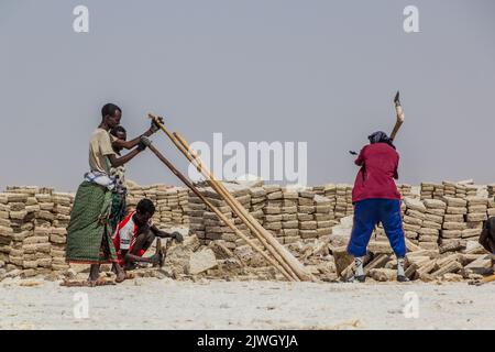 DANAKIL, ÄTHIOPIEN - 24. MÄRZ 2019: Salzbergarbeiter des Afar-Stammes in der Danakil-Depression, Äthiopien. Stockfoto