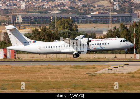 Malaga, Spanien. 21. August 2022. Eine Iberia Regional (Air Nostrum), die von Mel Air ATR 72 betrieben wird, wird nach einem kurzen Flug von der spanischen Exklave Melilla am Flughafen Malaga Costa del Sol landen.Mel Air Ltd. (Ex Medavia o attualmente Mediterranean Aviation Operations Co. Ltd.) Ist eine maltesische Fluggesellschaft mit Sitz am Flughafen Malta-Luqa.Air Nostrum ist eine spanische Regionalfluggesellschaft mit Sitz in Valencia. Das Unternehmen arbeitet derzeit als Franchisenehmer von Iberia als Iberia Regional (Bild: © Fabrizio Gandolfo/SOPA Images via ZUMA Press Wire) Stockfoto