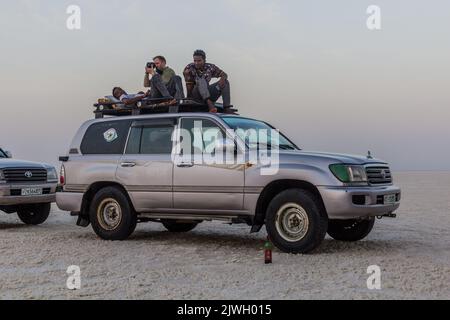 DANAKIL, ÄTHIOPIEN - 24. MÄRZ 2019: Touristenfahrzeuge in der Salzebene in der Danakil-Depression, Äthiopien. Stockfoto