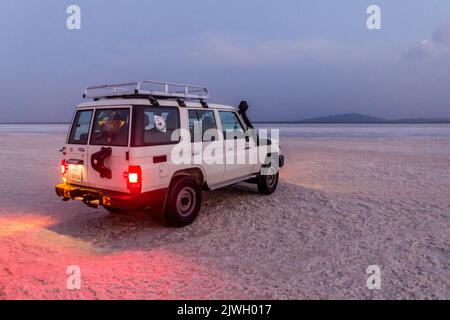 DANAKIL, ÄTHIOPIEN - 24. MÄRZ 2019: Touristenfahrzeug in der Salzebene in der Danakil-Depression, Äthiopien. Stockfoto