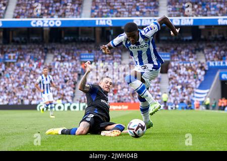 Mohamed - Ali Cho von Real Sociedad tritt beim Fußballspiel La Liga Santander zwischen Real Sociedad und Atletico de Madrid am 3. September 2022 in der reale Arena in San Sebastian, Spanien, um den Ball mit Jose Maria Gimenez von Atletico de Madrid an. Foto Ricardo Larreina / SpainDPPI/DPPI - Foto: Ricardo Larreina/DPPI/LiveMedia Stockfoto