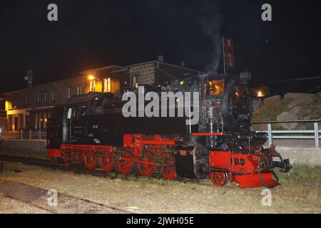 Schierke, Deutschland. 05. September 2022. Auf dem Brocken steht eine Dampflokomotive der Harzer Schmalspurbahnen GmbH (HSB). Für die Löscharbeiten stellt HSB drei Waggons mit Wassertanks zur Verfügung, die mit Hilfe der Lokomotiven in die Nähe der Brandquelle gezogen werden können. Seit Samstag brennt auf dem Brocken eine Waldfläche von mehr als 150 Hektar. Der Landkreis Harz hat hierzu einen Katastrophenalarm ausgegeben. Quelle: Matthias Bein/dpa/Alamy Live News Stockfoto