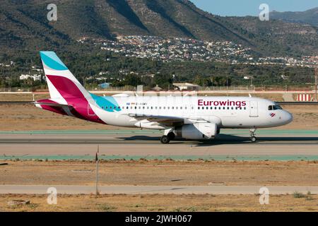 Malaga, Spanien. 21. August 2022. Ein Eurowings Airbus 319 rollt vom Flughafen Malaga Costa del Sol ab.Eurowings ist eine deutsche Low-Cost-Fluggesellschaft mit Sitz in DÃ¼sseldorf und eine Tochtergesellschaft der Lufthansa Group. (Bild: © Fabrizio Gandolfo/SOPA Images via ZUMA Press Wire) Stockfoto