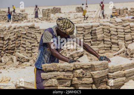 DANAKIL, ÄTHIOPIEN - 24. MÄRZ 2019: Salzbergarbeiter des Afar-Stammes in der Danakil-Depression, Äthiopien. Stockfoto