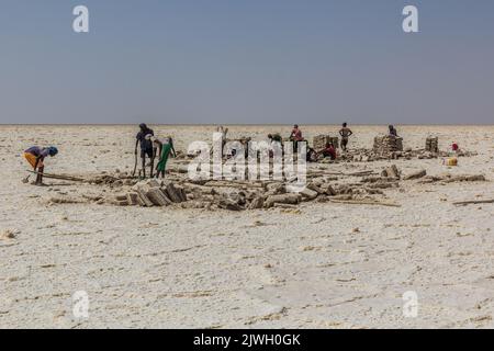 DANAKIL, ÄTHIOPIEN - 24. MÄRZ 2019: Salzbergarbeiter des Afar-Stammes in der Danakil-Depression, Äthiopien. Stockfoto