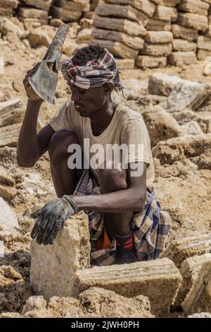 DANAKIL, ÄTHIOPIEN - 24. MÄRZ 2019: Salzbergmann des Afar-Stammes in der Danakil-Depression, Äthiopien. Stockfoto