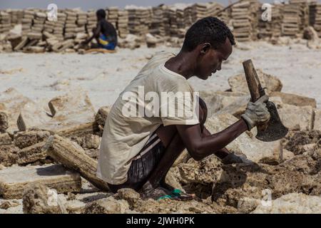 DANAKIL, ÄTHIOPIEN - 24. MÄRZ 2019: Salzbergarbeiter des Afar-Stammes in der Danakil-Depression, Äthiopien. Stockfoto