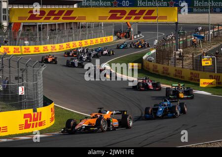 Niederlande, Belgien - 04/08/2022, Start des Rennens, 11 DRUGOVICH Feliste (BRA), MP Motorsport, Dallara F2, Aktion während des 12.. Laufs der FIA Formel 2 Meisterschaft 2022, vom 2. Bis 4. September 2022 auf dem Zandvoort Circuit, in den Niederlanden, Belgien - Foto: Diederik Van der Laan/DPPI/LiveMedia Stockfoto