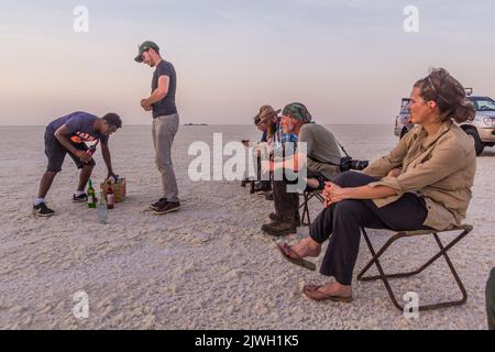 DANAKIL, ÄTHIOPIEN - 24. MÄRZ 2019: Touristen genießen den Abend in der Salzebene in der Danakil-Depression, Äthiopien. Stockfoto