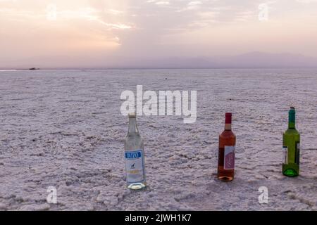 DANAKIL, ÄTHIOPIEN - 24. MÄRZ 2019: Alkoholflaschen in der Salzebene in der Danakil-Depression, Äthiopien. Stockfoto