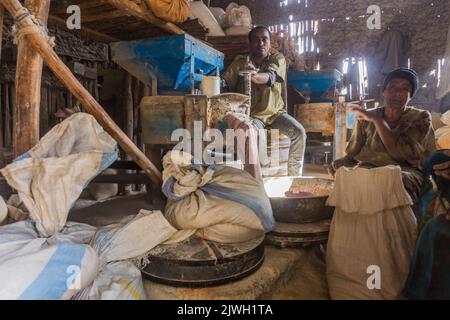 LALIBELA, ÄTHIOPIEN - 29. MÄRZ 2019: Innenraum einer Mühle in Lalibela, Äthiopien Stockfoto