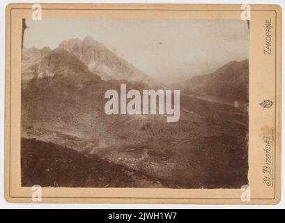 Tatra Mountains. Blick vom Gładka Pass auf den Kozi Wierch und den Wielki Staw Polski. Bizański, Stanisław (Kraków, Krynica, Zakopane ; Zakład fotograficzny ; 1880-1900), Fotostudio Stockfoto